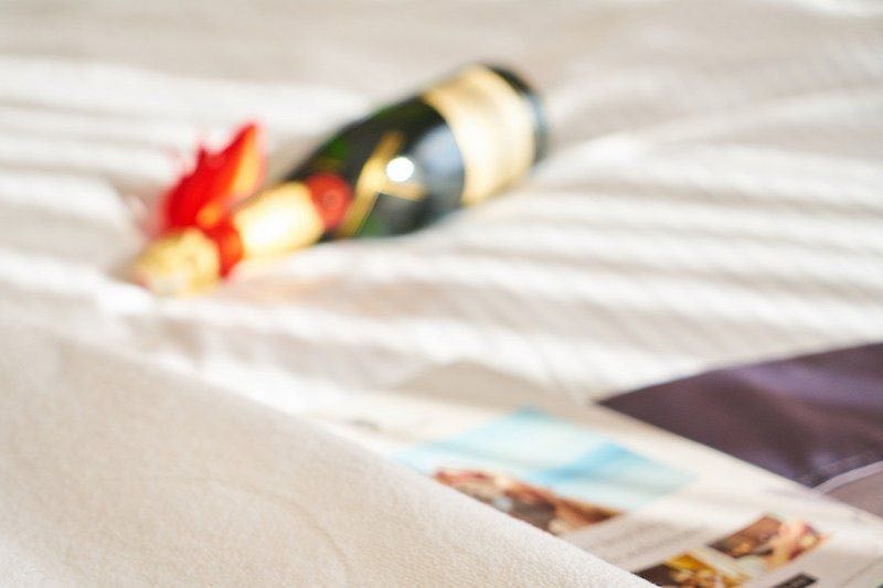 Champagner Flasche auf Bett Champagner Flasche auf Bett